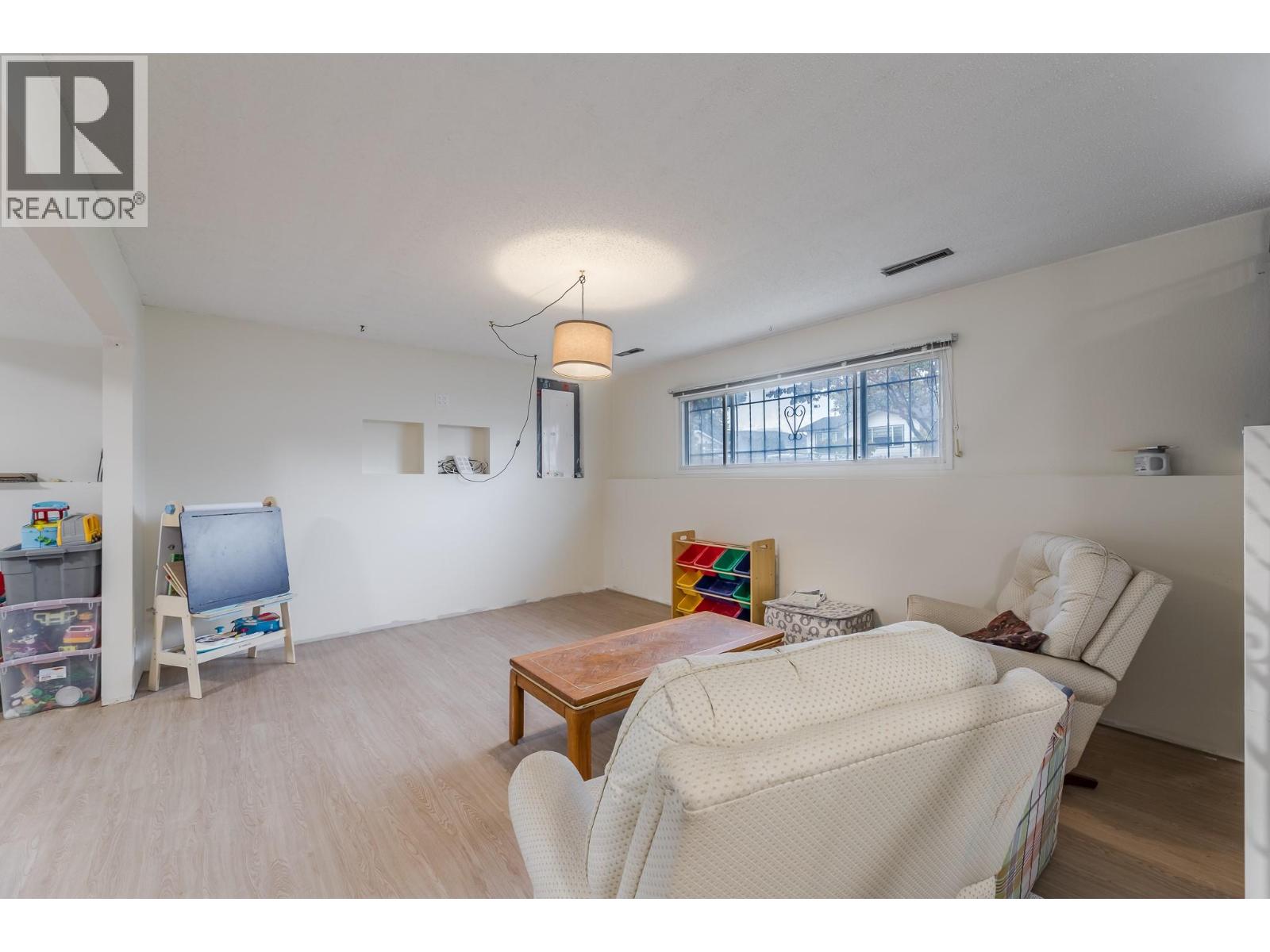 Picture for 157 Murray  Drive https://www.cirrealty.ca/reb/bc/1/10366231_25.jpg