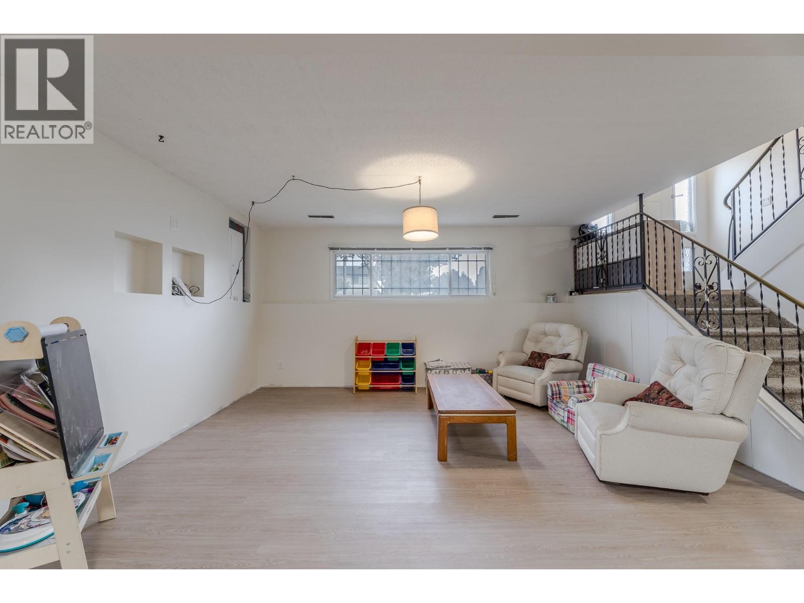 Picture for 157 Murray  Drive https://www.cirrealty.ca/reb/bc/1/10366231_26.jpg