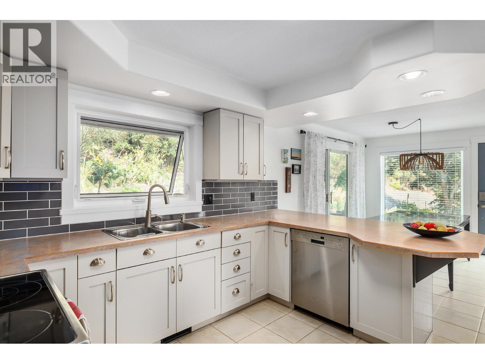 Picture for 841 Churchill  Court https://www.cirrealty.ca/reb/bc/2/10349302_37.jpg