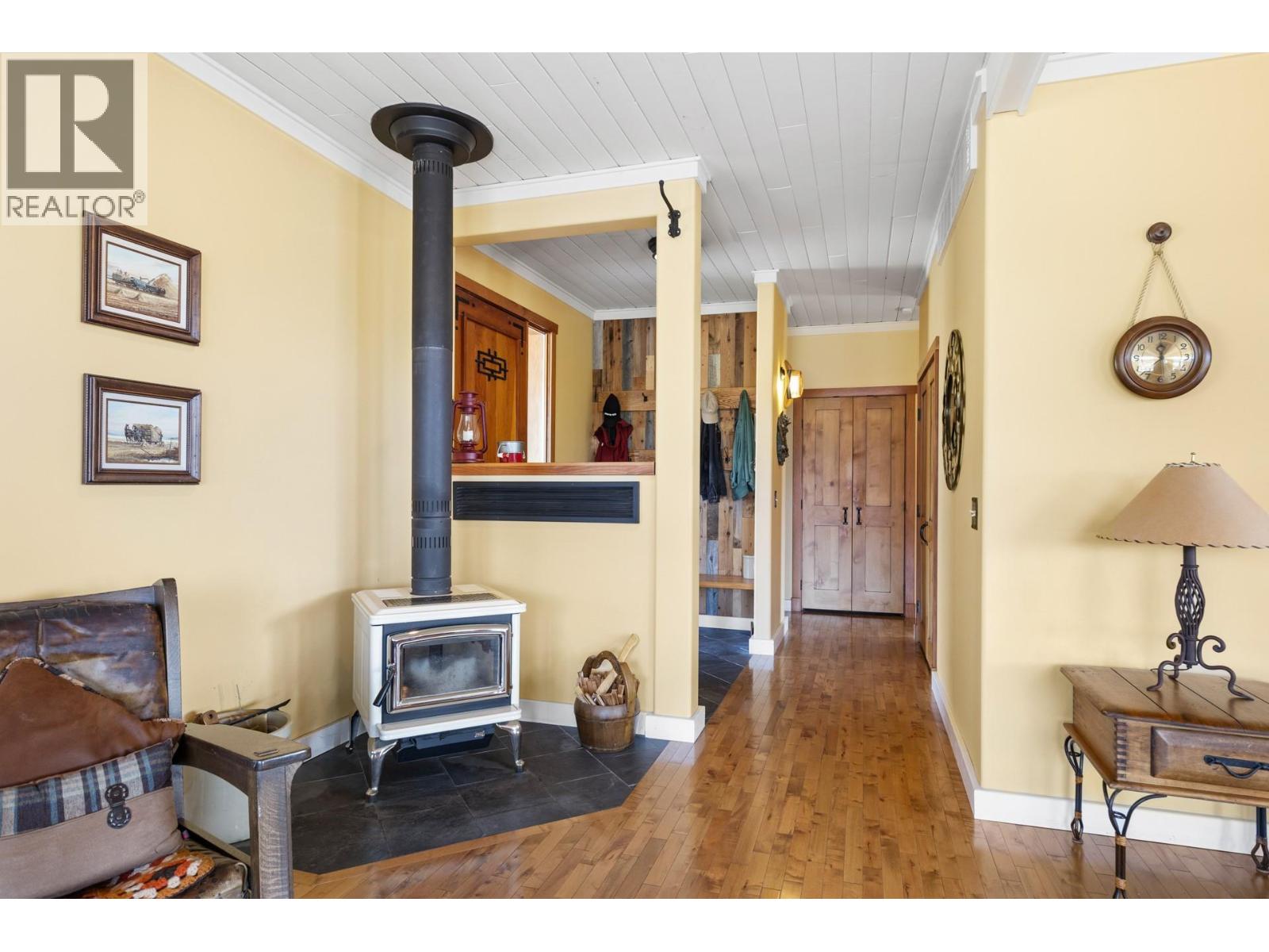 Picture for 1795 Heimlich  Road https://www.cirrealty.ca/reb/bc/2/10360802_10.jpg