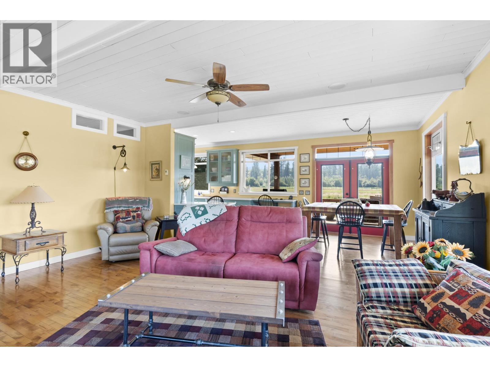 Picture for 1795 Heimlich  Road https://www.cirrealty.ca/reb/bc/2/10360802_11.jpg