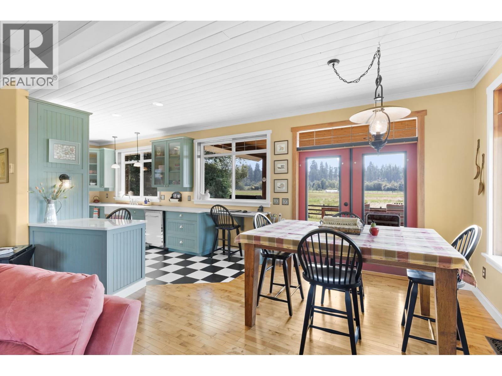 Picture for 1795 Heimlich  Road https://www.cirrealty.ca/reb/bc/2/10360802_13.jpg