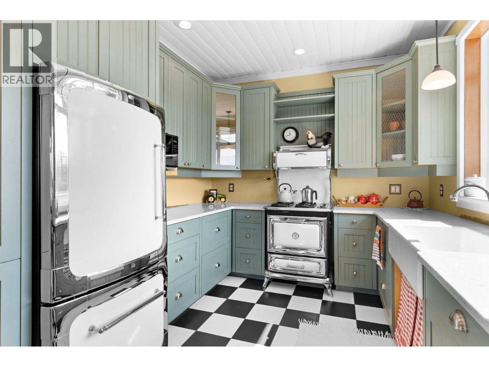 Picture for 1795 Heimlich  Road https://www.cirrealty.ca/reb/bc/2/10360802_18.jpg