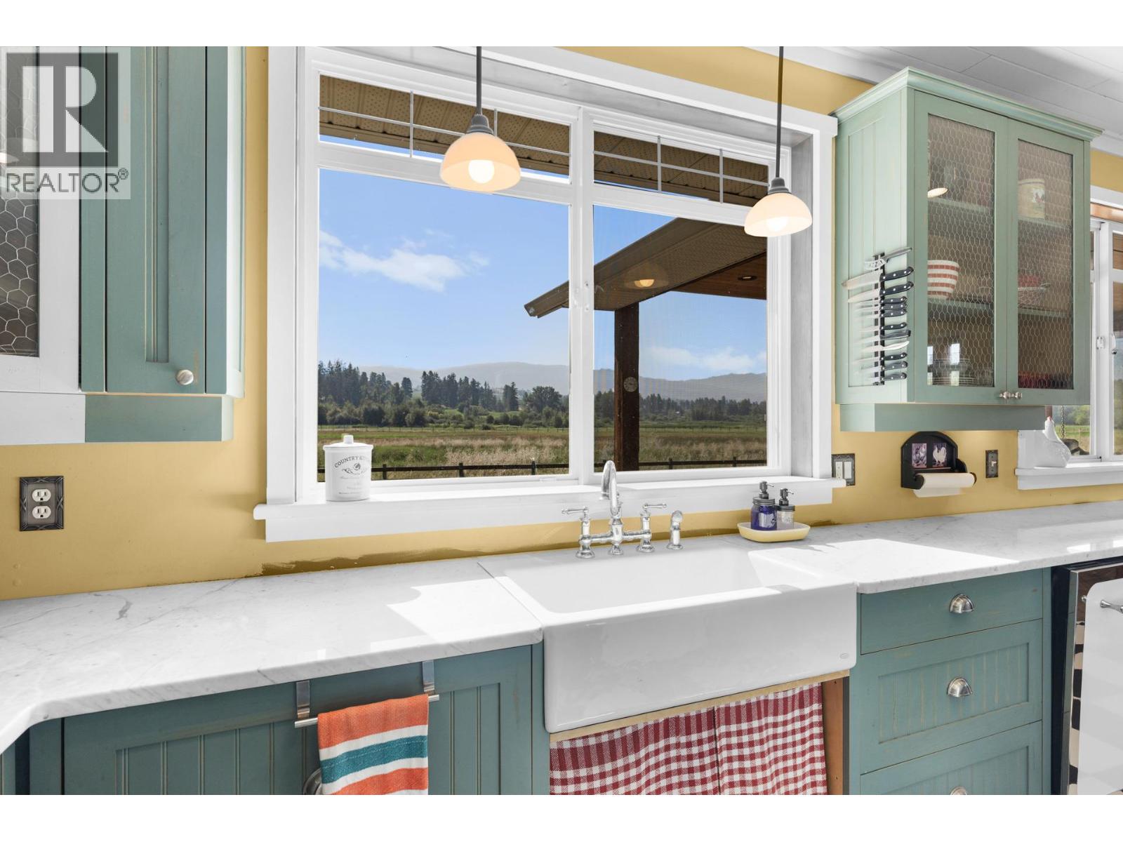 Picture for 1795 Heimlich  Road https://www.cirrealty.ca/reb/bc/2/10360802_19.jpg