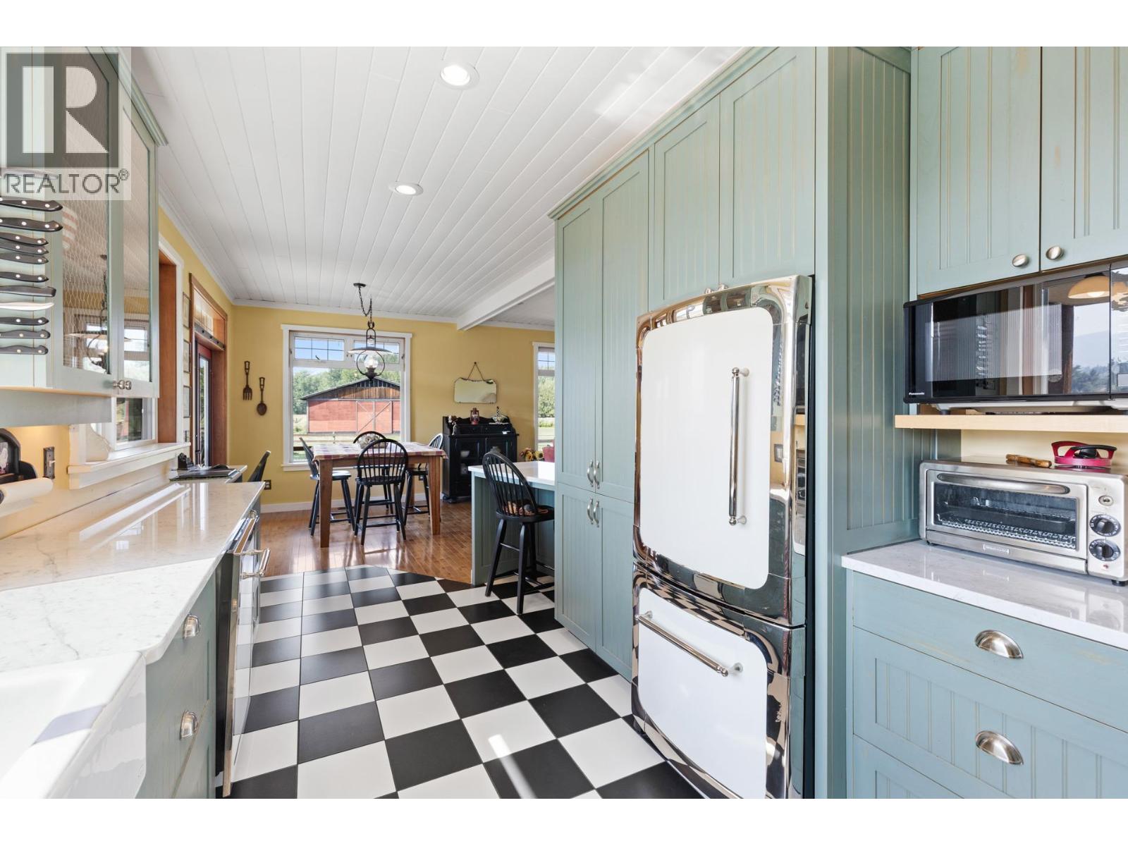 Picture for 1795 Heimlich  Road https://www.cirrealty.ca/reb/bc/2/10360802_20.jpg