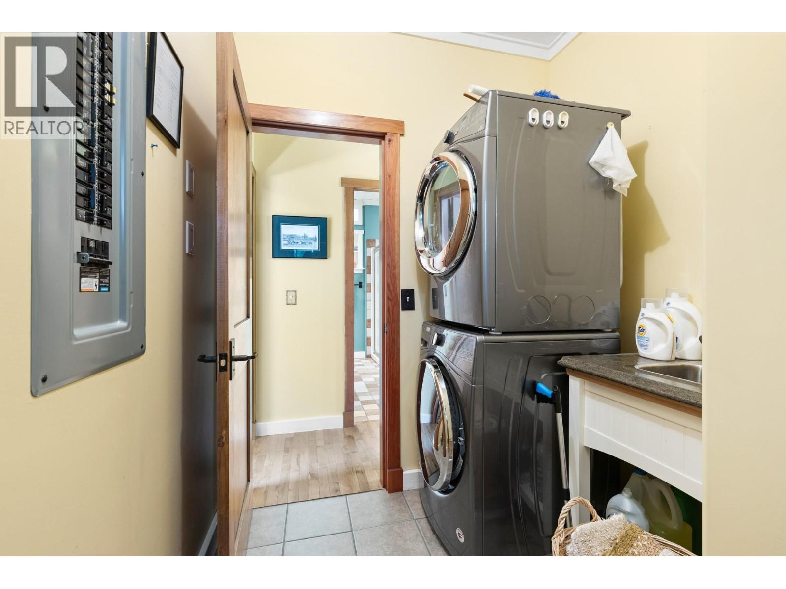 Picture for 1795 Heimlich  Road https://www.cirrealty.ca/reb/bc/2/10360802_26.jpg