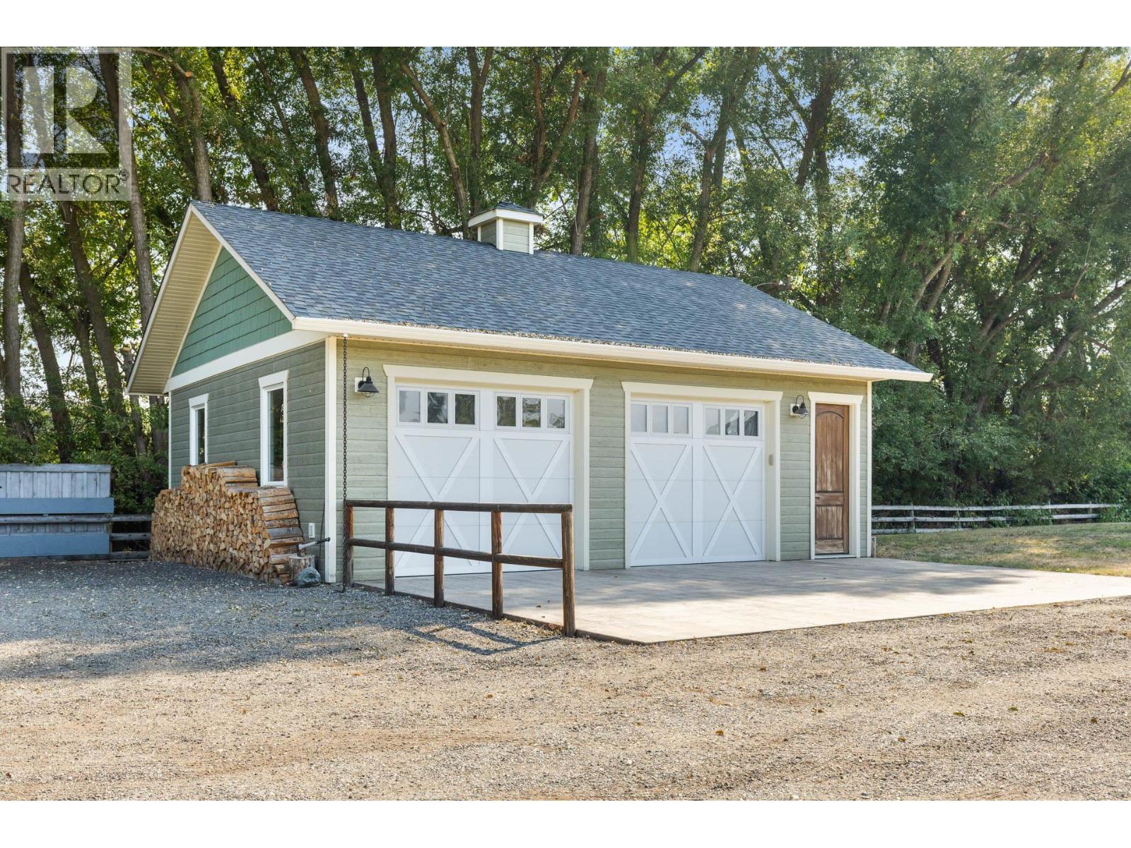 Picture for 1795 Heimlich  Road https://www.cirrealty.ca/reb/bc/2/10360802_44.jpg