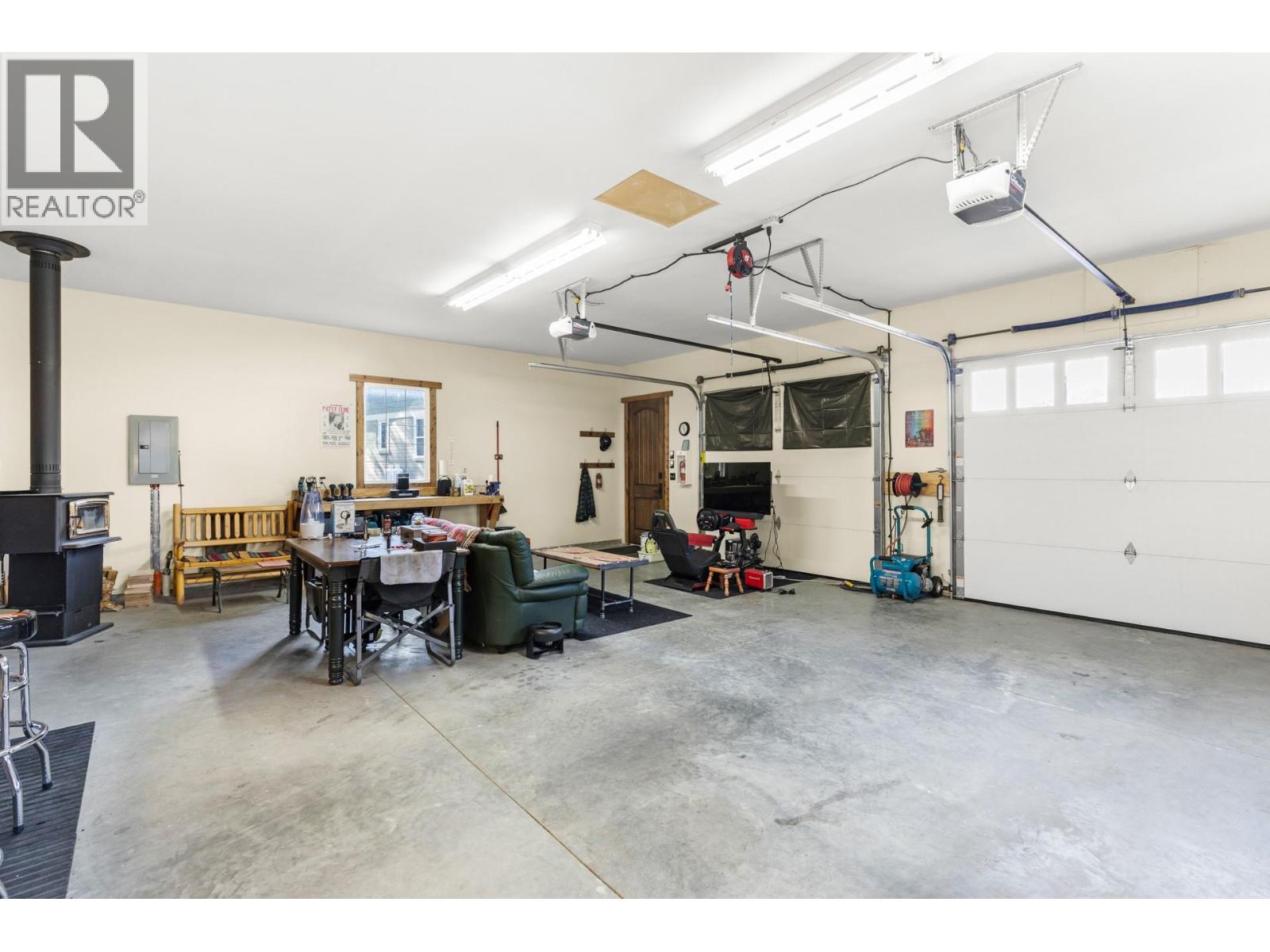 Picture for 1795 Heimlich  Road https://www.cirrealty.ca/reb/bc/2/10360802_46.jpg