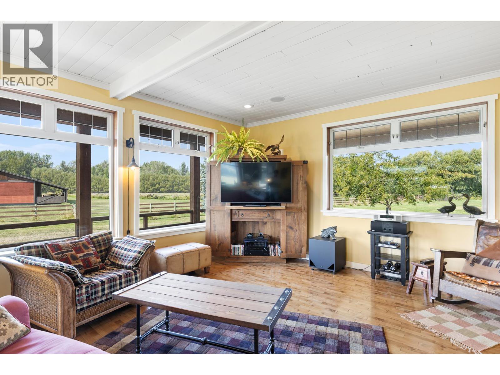 Picture for 1795 Heimlich  Road https://www.cirrealty.ca/reb/bc/2/10360802_8.jpg