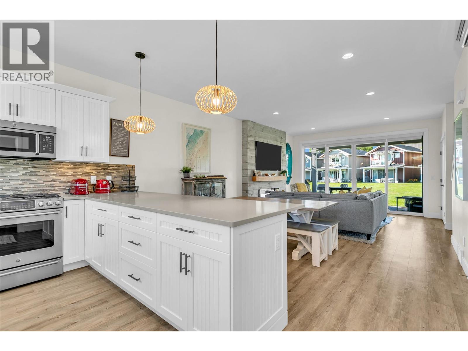 Picture for Unit #9, 3750 West Bay  Road https://www.cirrealty.ca/reb/bc/2/10362322_11.jpg