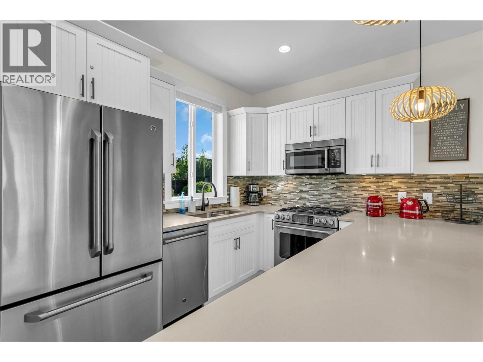 Picture for Unit #9, 3750 West Bay  Road https://www.cirrealty.ca/reb/bc/2/10362322_12.jpg