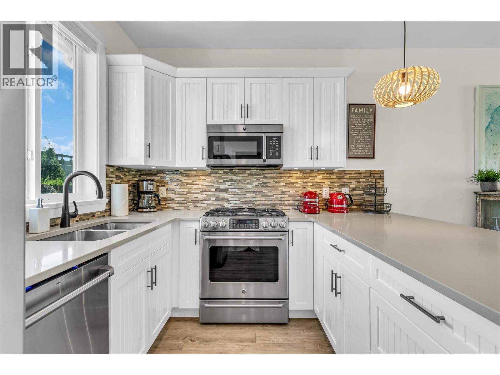Picture for Unit #9, 3750 West Bay  Road https://www.cirrealty.ca/reb/bc/2/10362322_13.jpg