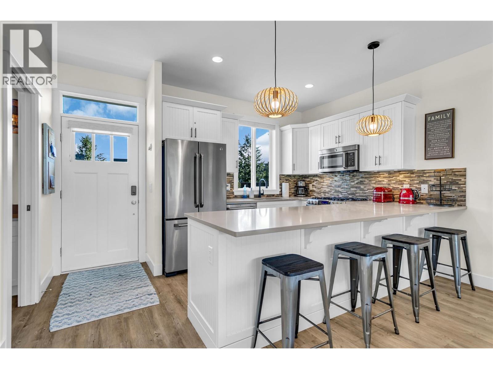 Picture for Unit #9, 3750 West Bay  Road https://www.cirrealty.ca/reb/bc/2/10362322_16.jpg