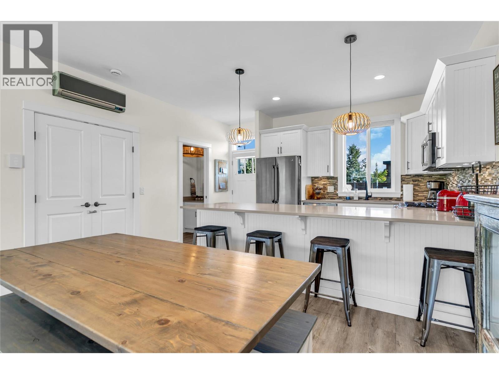 Picture for Unit #9, 3750 West Bay  Road https://www.cirrealty.ca/reb/bc/2/10362322_18.jpg