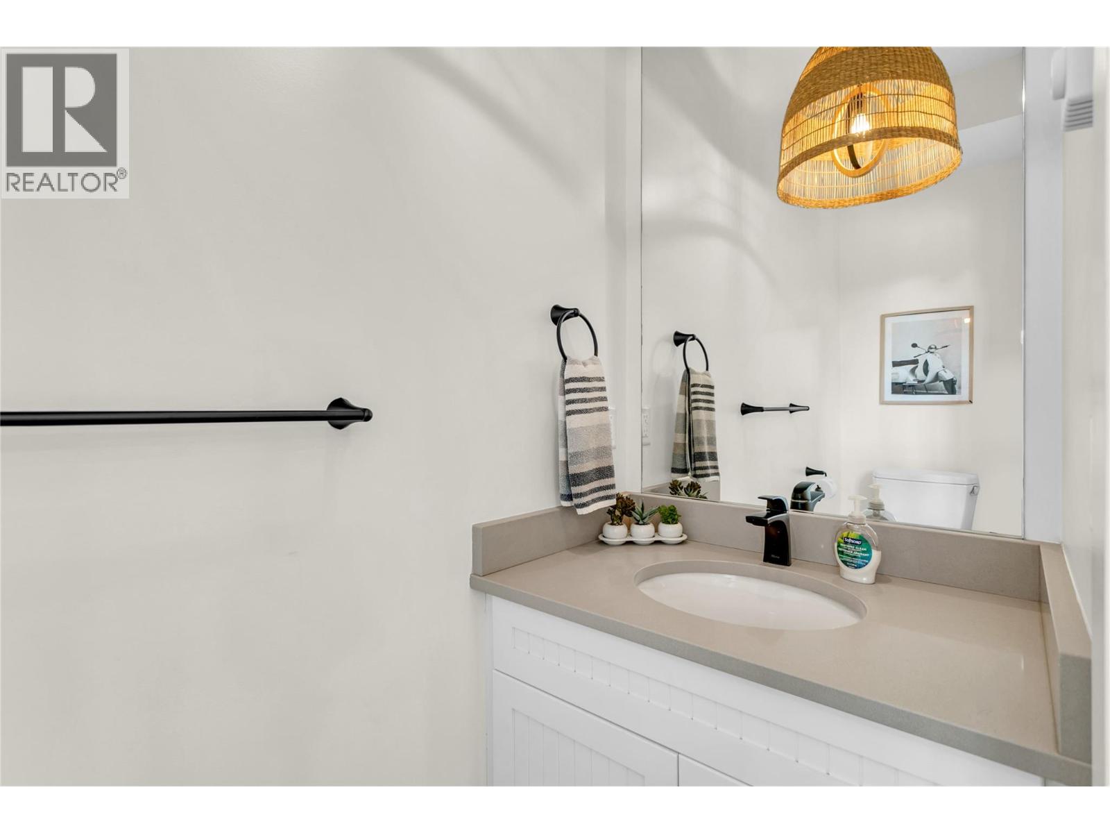 Picture for Unit #9, 3750 West Bay  Road https://www.cirrealty.ca/reb/bc/2/10362322_20.jpg