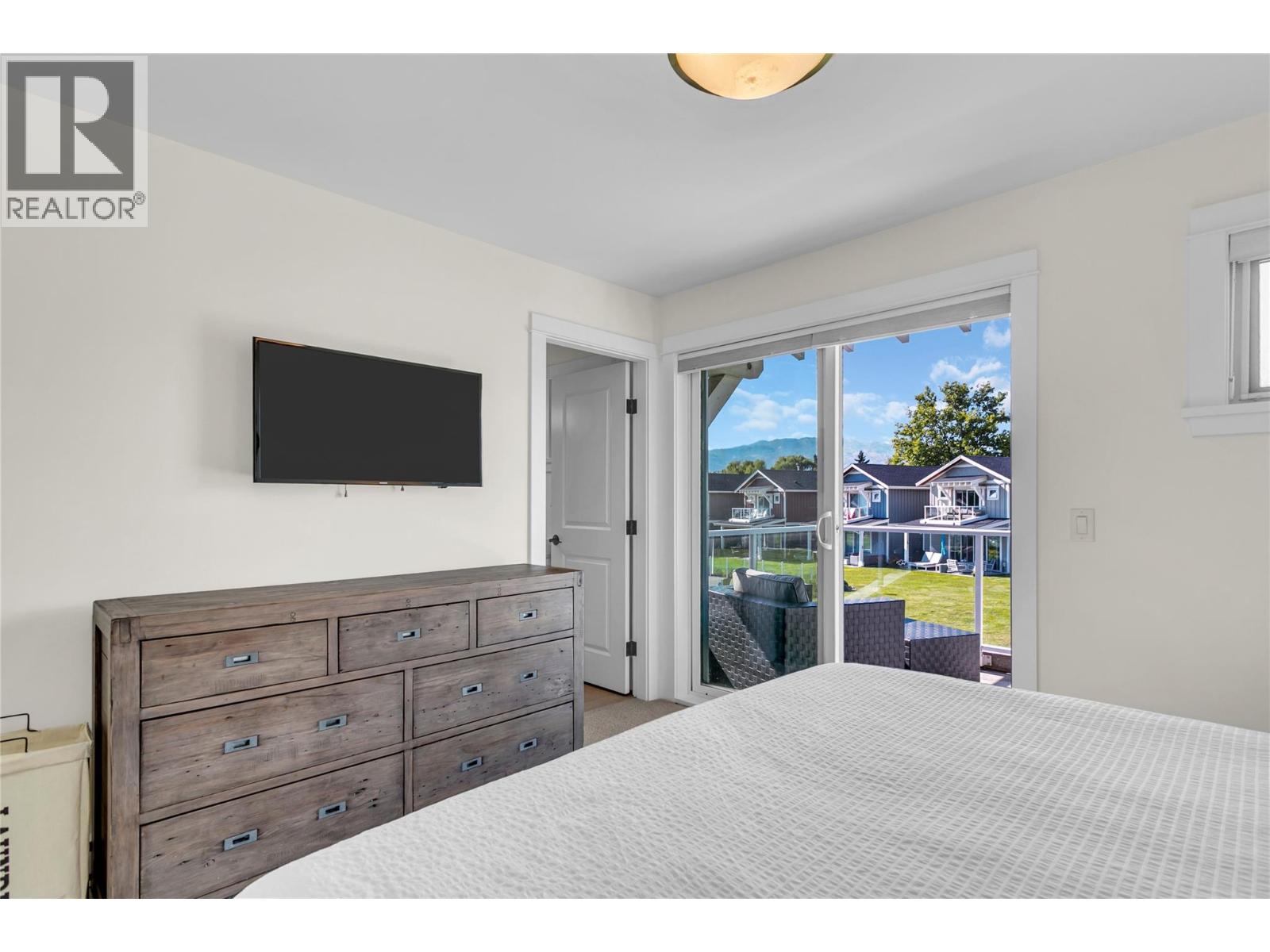 Picture for Unit #9, 3750 West Bay  Road https://www.cirrealty.ca/reb/bc/2/10362322_32.jpg