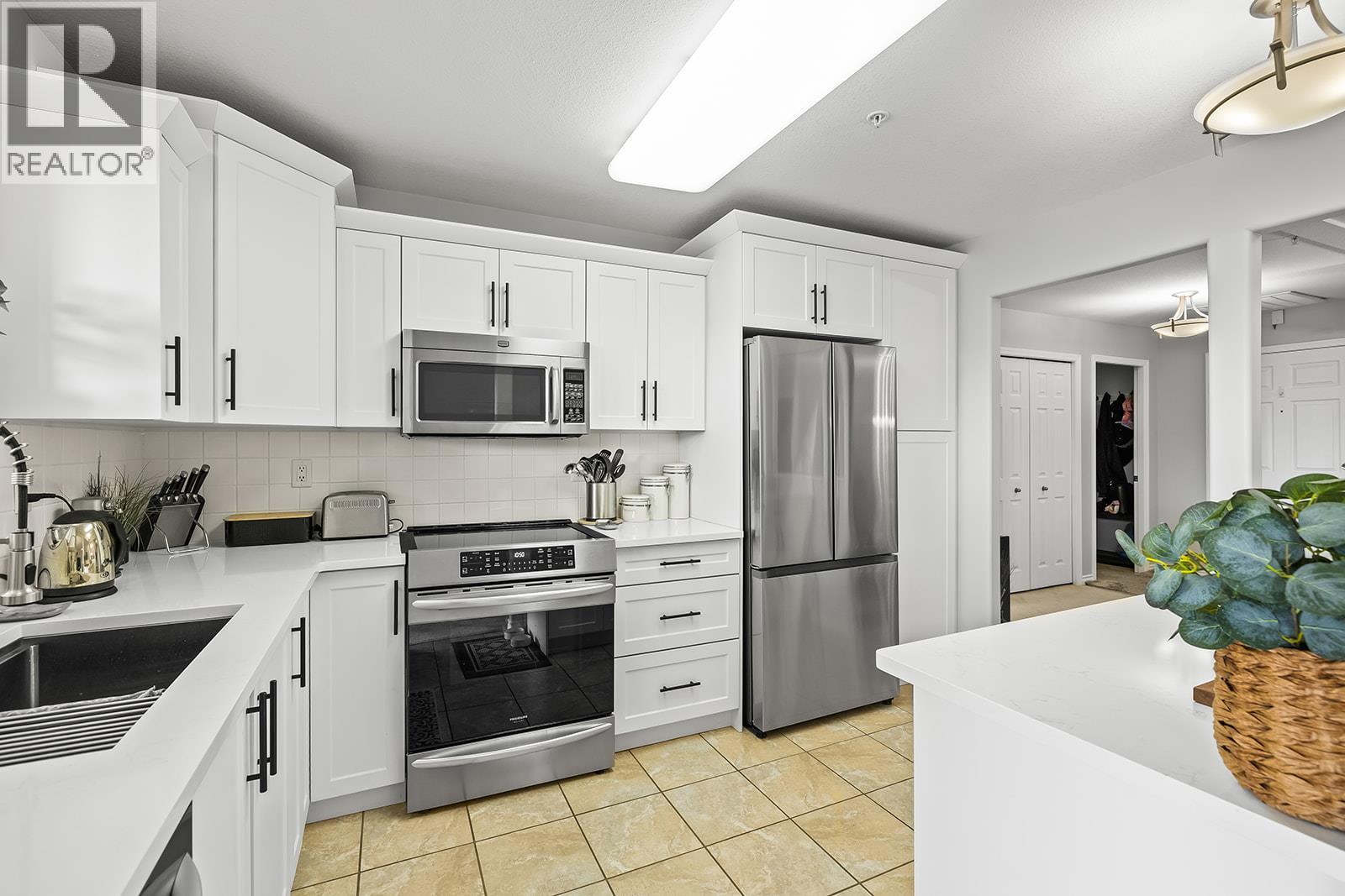 Picture for Unit #704, 1967 Underhill  Street https://www.cirrealty.ca/reb/bc/2/10363722_7.jpg