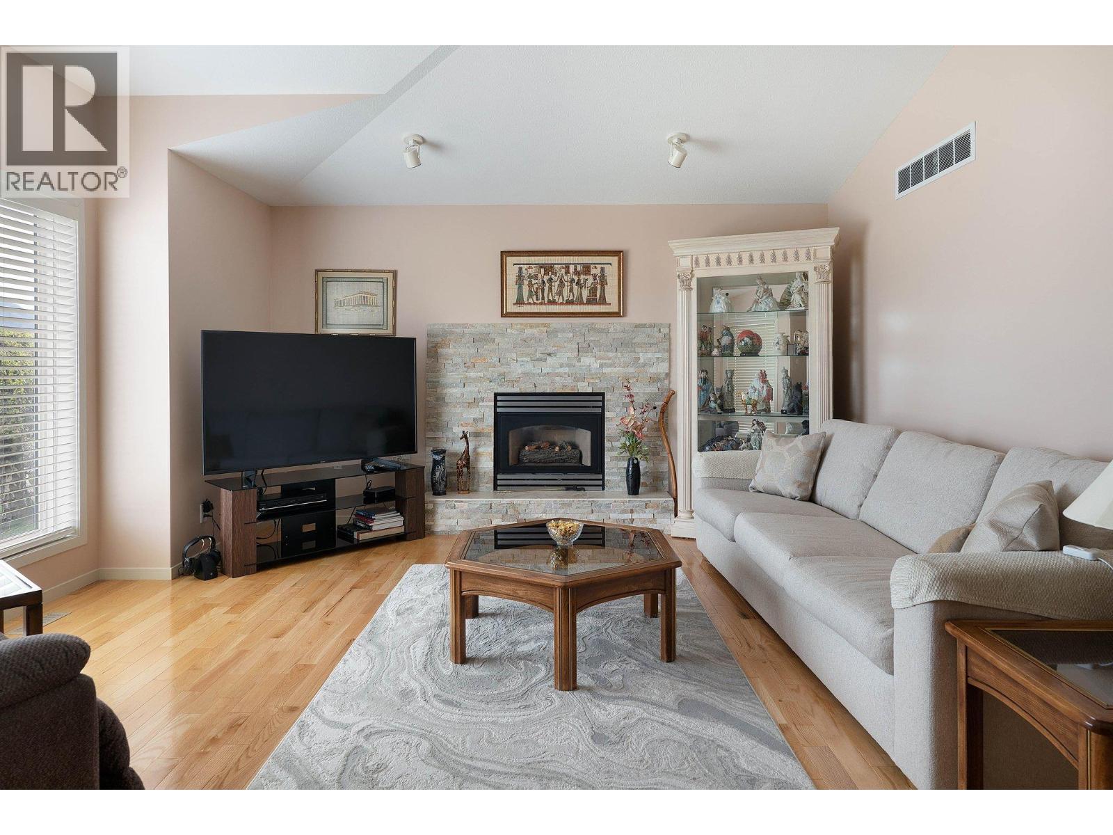 Picture for 3336 Chancellor  Place https://www.cirrealty.ca/reb/bc/2/10363732_2.jpg