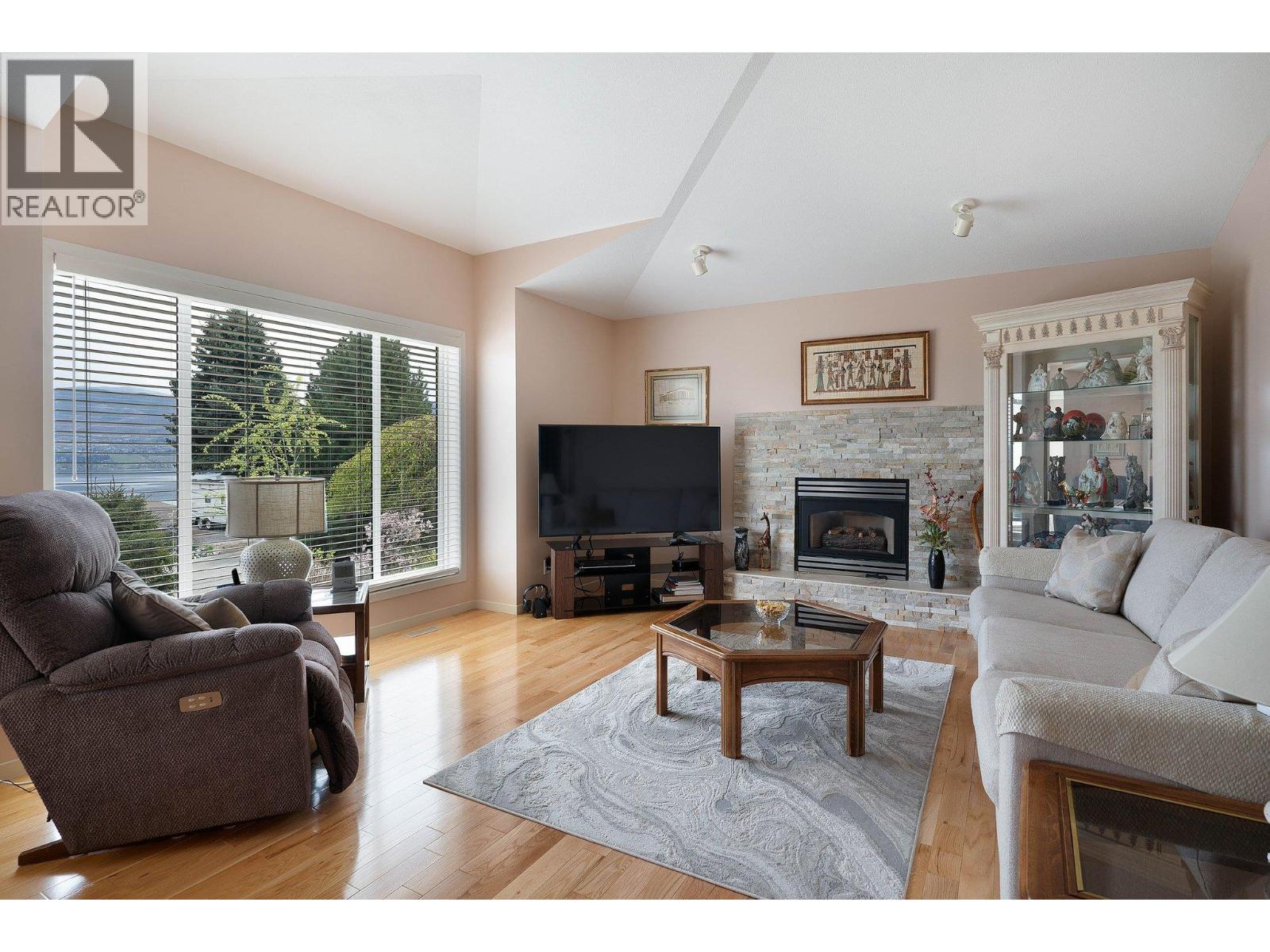 Picture for 3336 Chancellor  Place https://www.cirrealty.ca/reb/bc/2/10363732_3.jpg