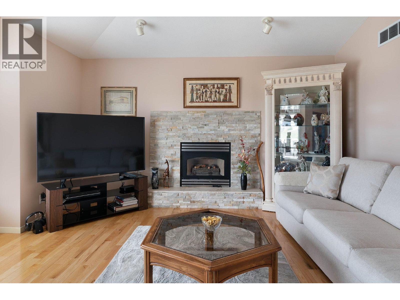 Picture for 3336 Chancellor  Place https://www.cirrealty.ca/reb/bc/2/10363732_4.jpg