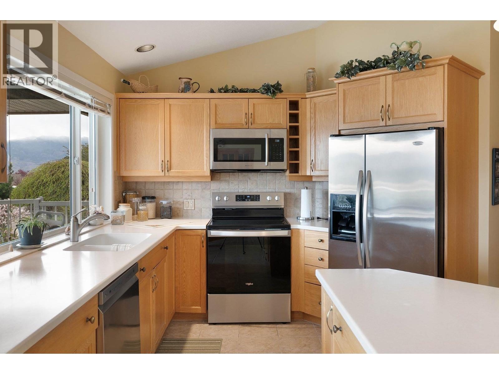 Picture for 3336 Chancellor  Place https://www.cirrealty.ca/reb/bc/2/10363732_8.jpg
