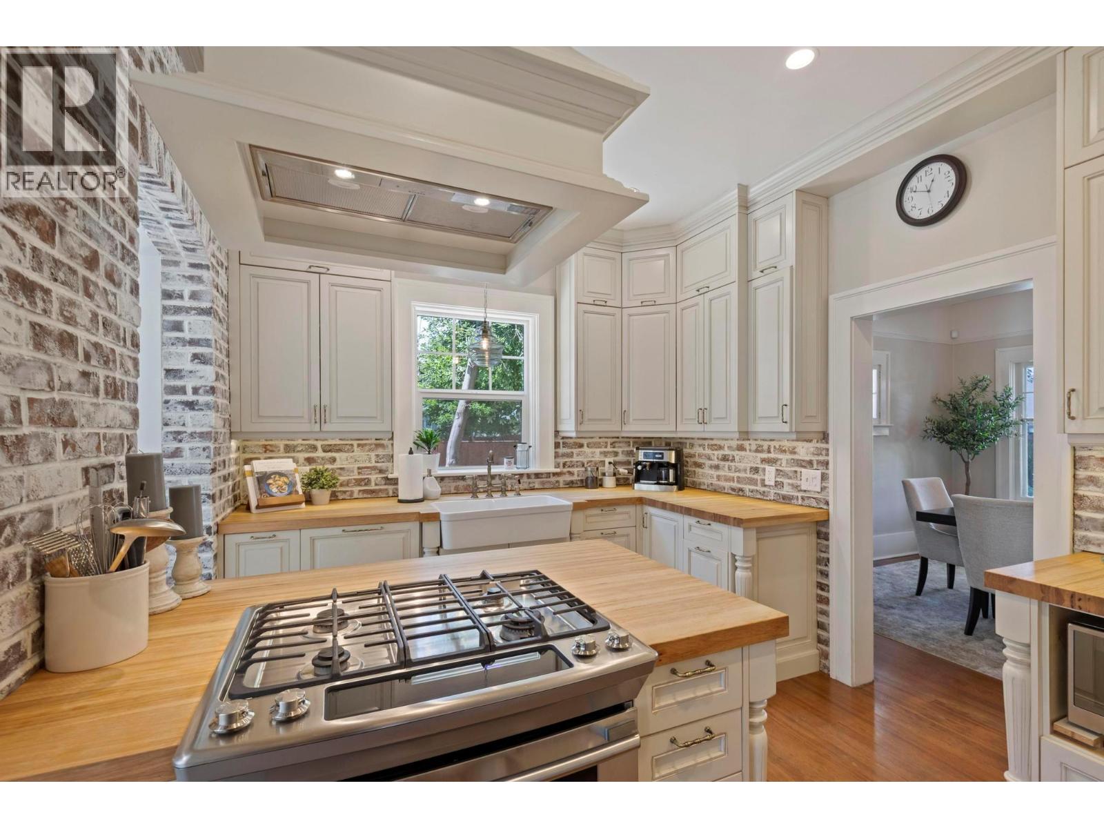 Picture for 1001 Lawrence  Avenue