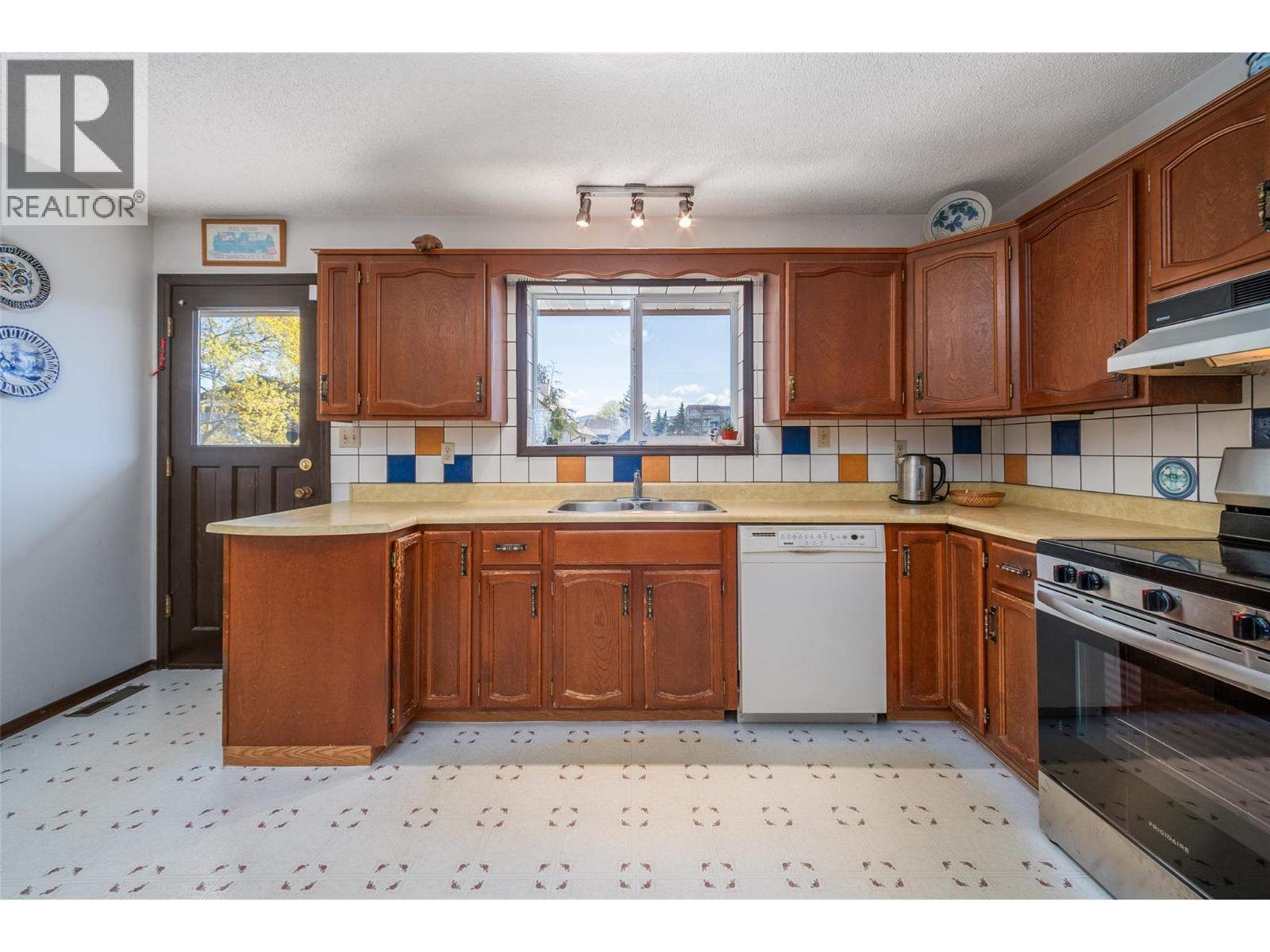 Picture for 2681 Abbott  Street https://www.cirrealty.ca/reb/bc/2/10364612_11.jpg