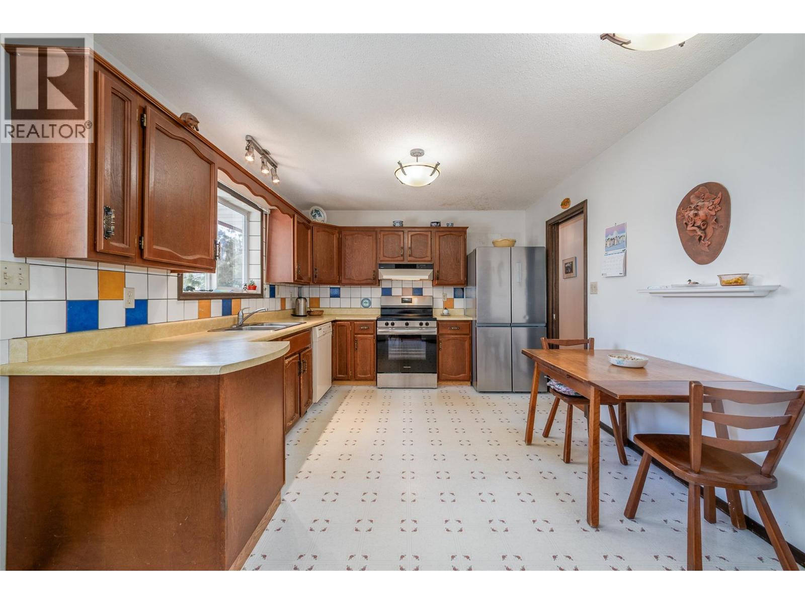 Picture for 2681 Abbott  Street https://www.cirrealty.ca/reb/bc/2/10364612_12.jpg