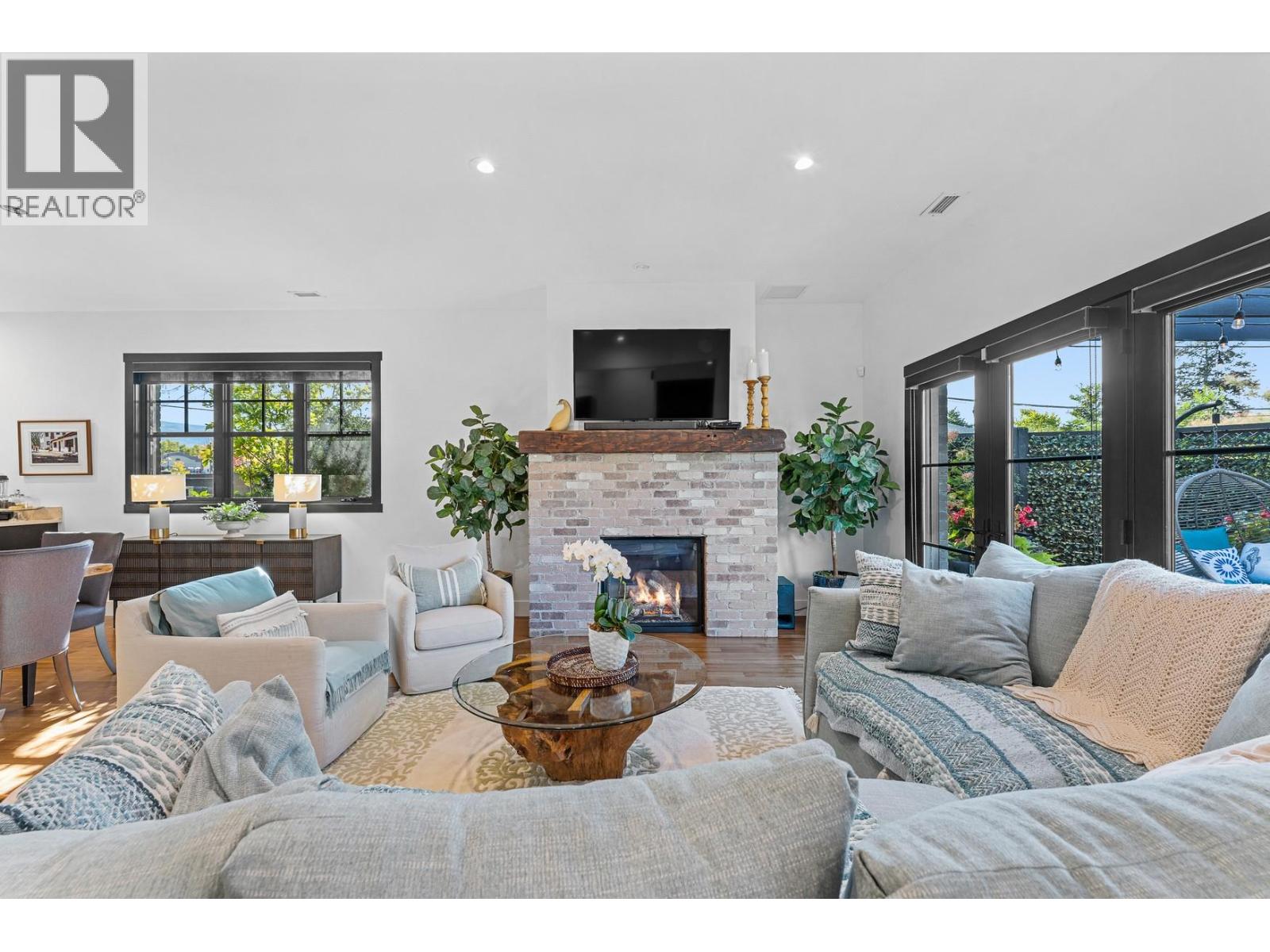 Picture for 2693 Gore  Street https://www.cirrealty.ca/reb/bc/2/10364752_10.jpg