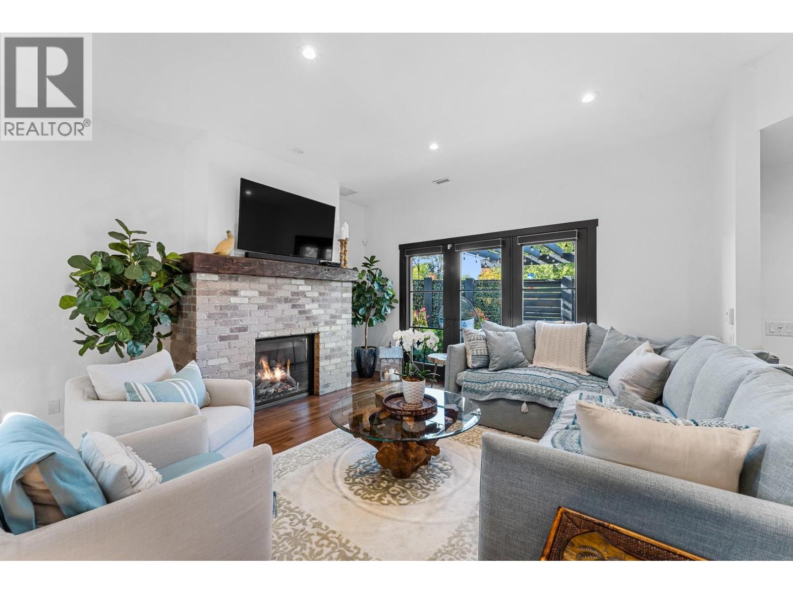 Picture for 2693 Gore  Street https://www.cirrealty.ca/reb/bc/2/10364752_11.jpg