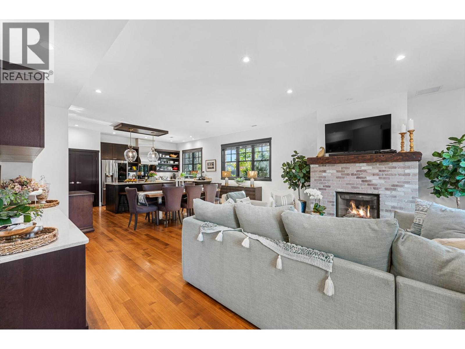 Picture for 2693 Gore  Street https://www.cirrealty.ca/reb/bc/2/10364752_9.jpg