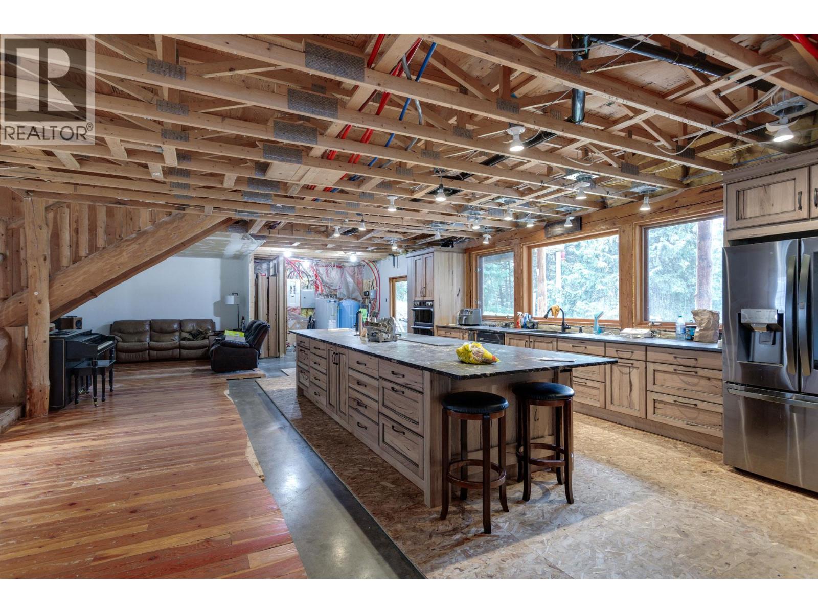 Picture for 8600 33  Highway https://www.cirrealty.ca/reb/bc/2/10365122_13.jpg