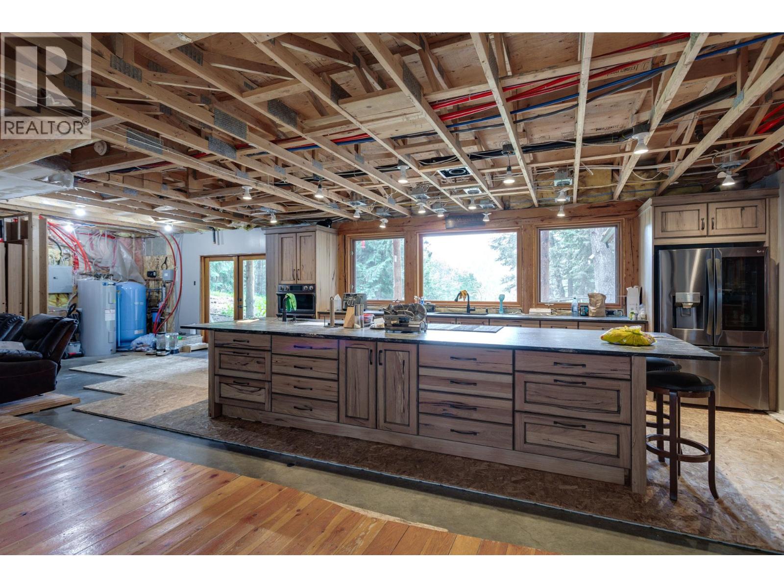 Picture for 8600 33  Highway https://www.cirrealty.ca/reb/bc/2/10365122_15.jpg