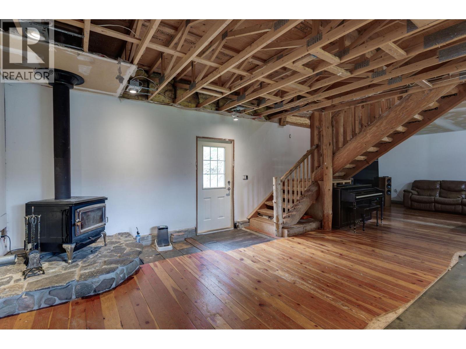 Picture for 8600 33  Highway https://www.cirrealty.ca/reb/bc/2/10365122_19.jpg