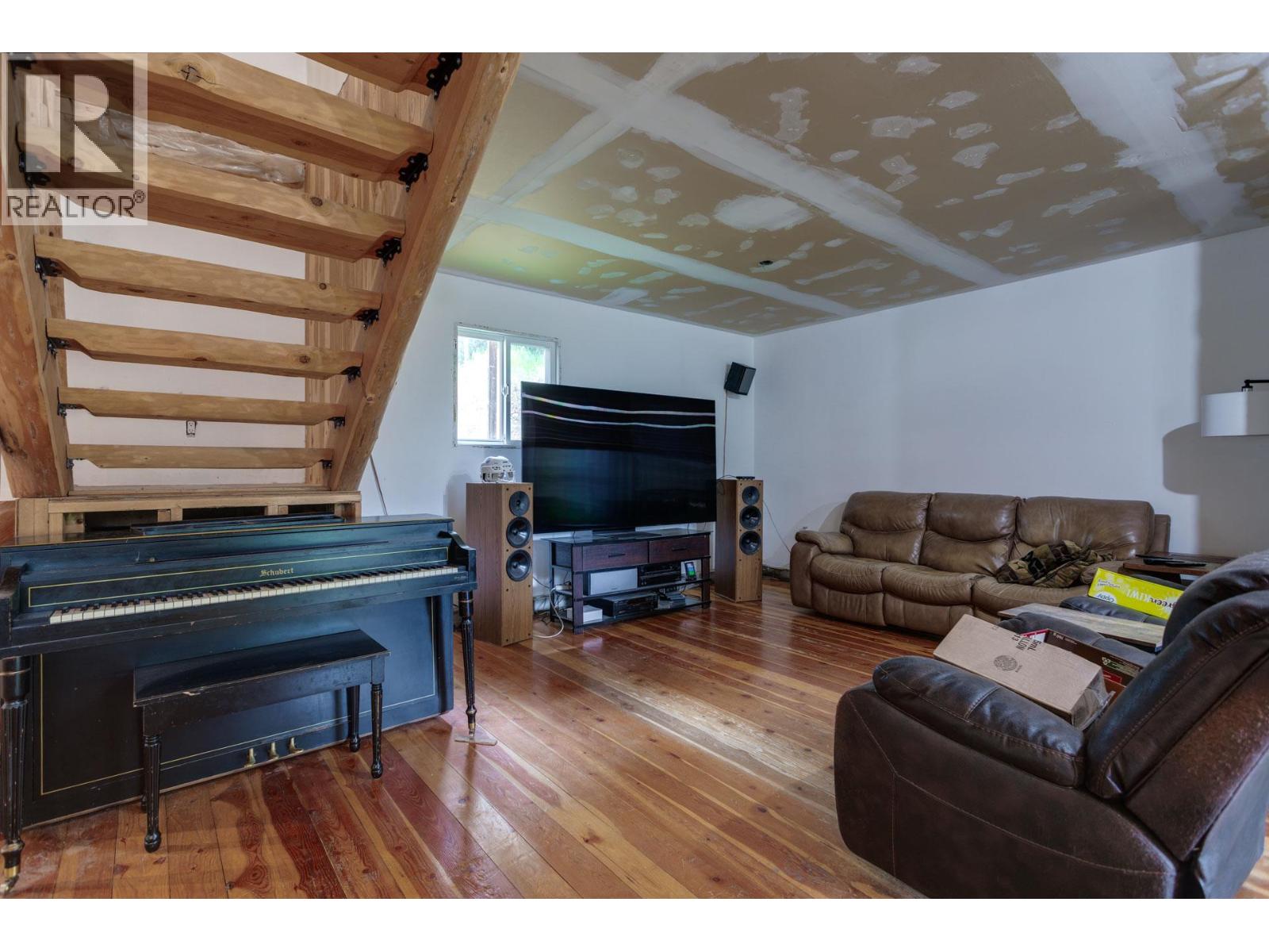 Picture for 8600 33  Highway https://www.cirrealty.ca/reb/bc/2/10365122_20.jpg