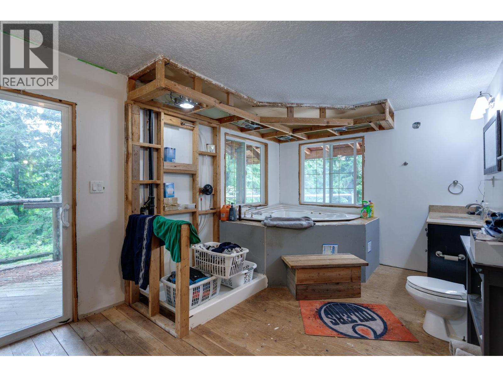 Picture for 8600 33  Highway https://www.cirrealty.ca/reb/bc/2/10365122_30.jpg