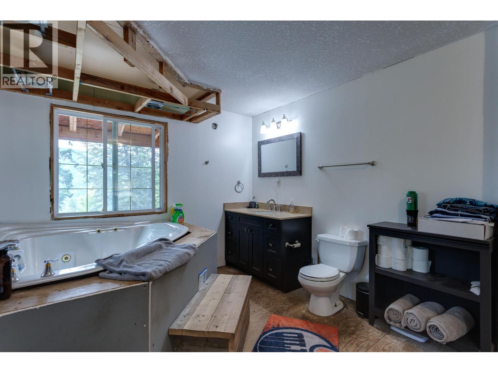 Picture for 8600 33  Highway https://www.cirrealty.ca/reb/bc/2/10365122_31.jpg