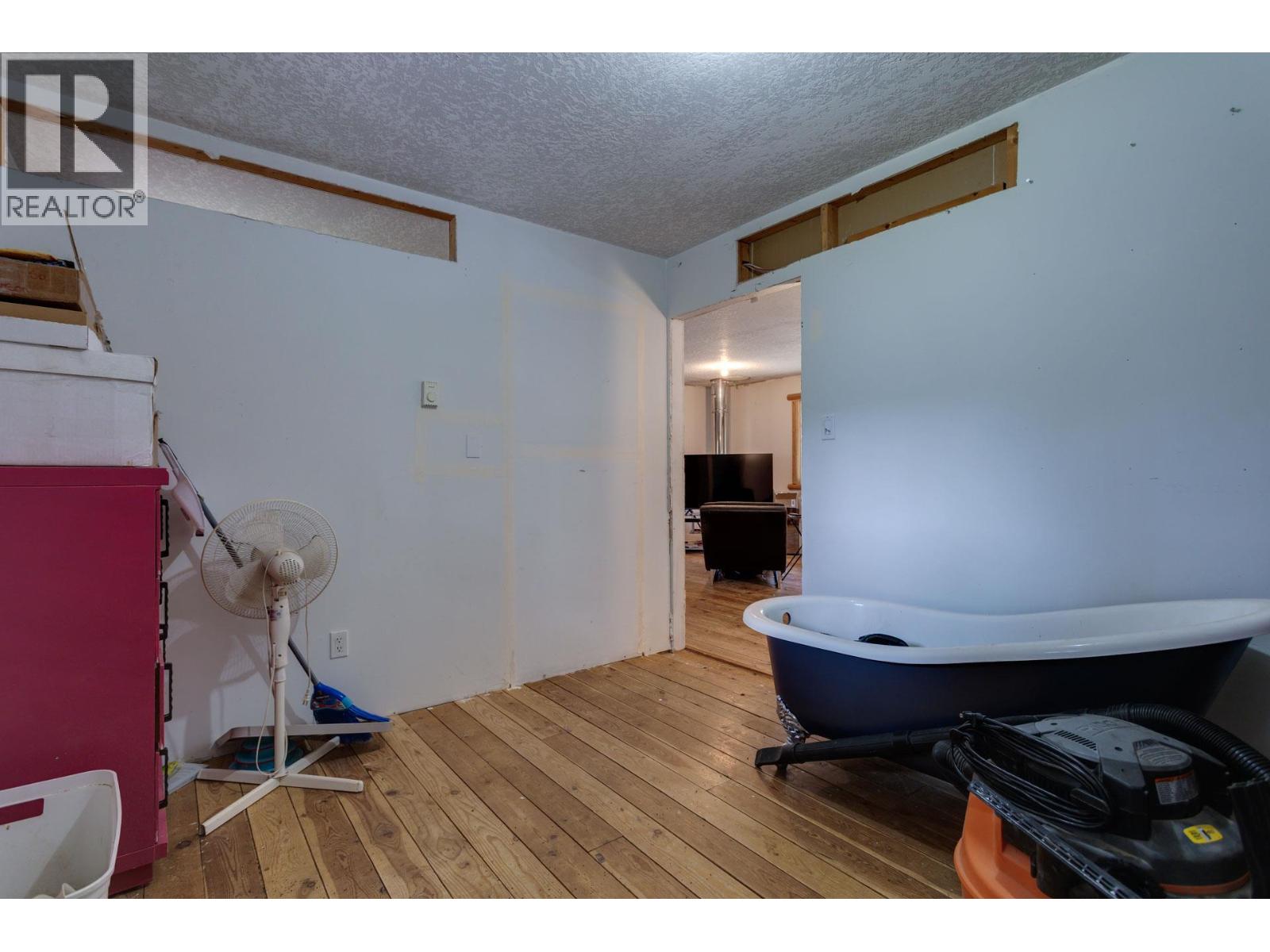 Picture for 8600 33  Highway https://www.cirrealty.ca/reb/bc/2/10365122_33.jpg