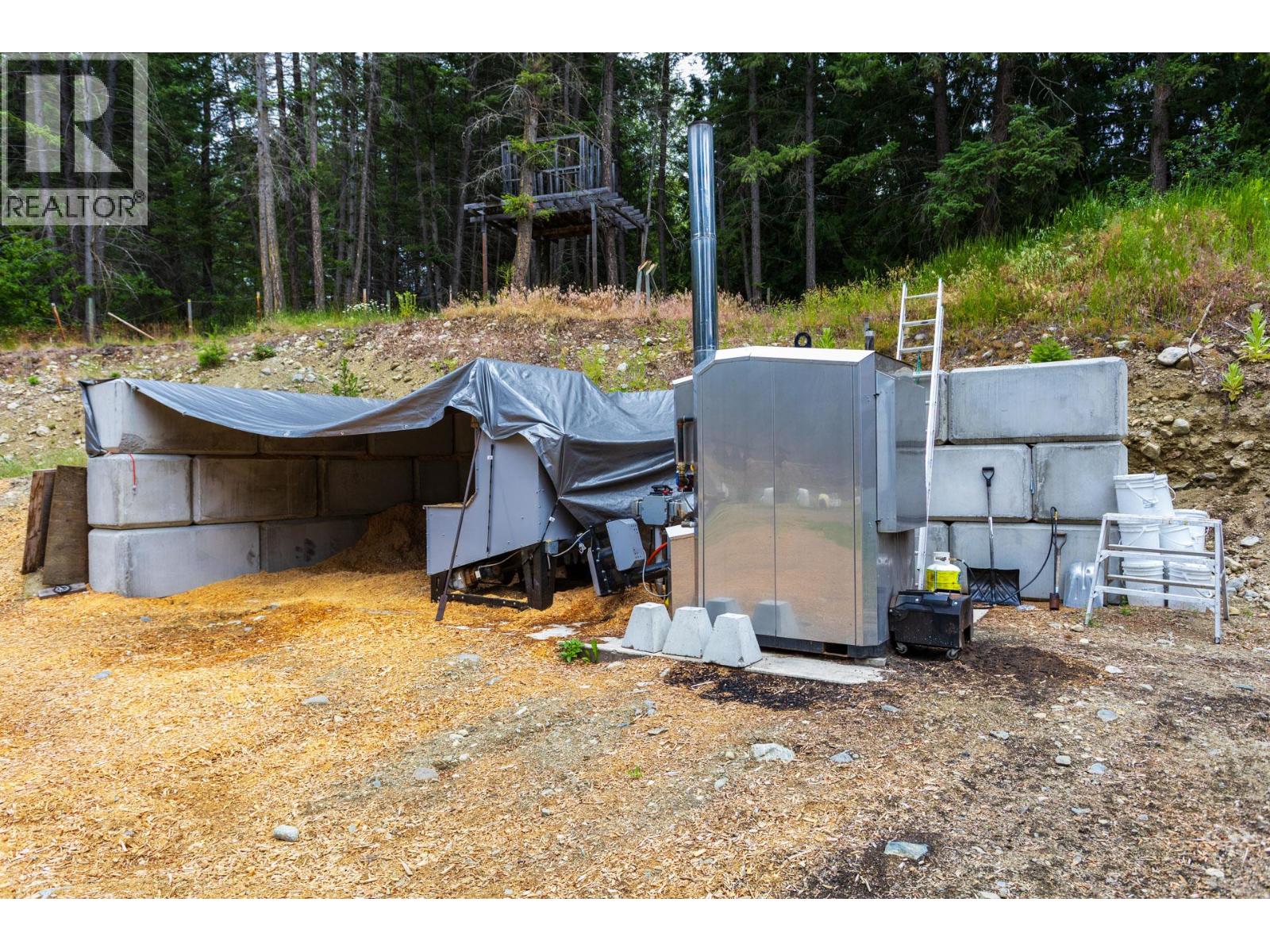 Picture for 8600 33  Highway https://www.cirrealty.ca/reb/bc/2/10365122_47.jpg