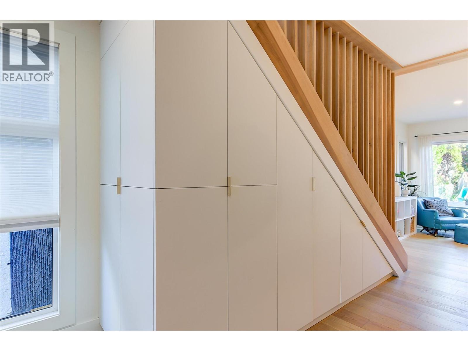 Picture for 985 Manhattan  Drive https://www.cirrealty.ca/reb/bc/2/10365432_13.jpg