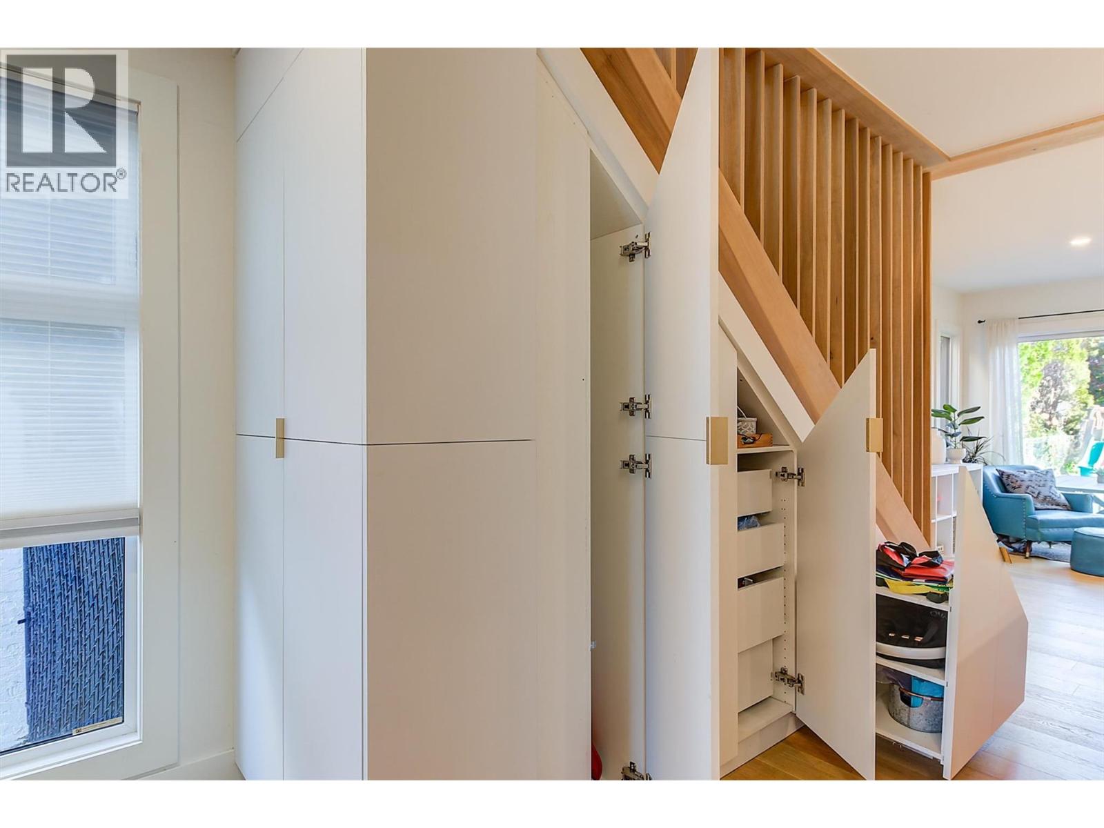 Picture for 985 Manhattan  Drive https://www.cirrealty.ca/reb/bc/2/10365432_14.jpg