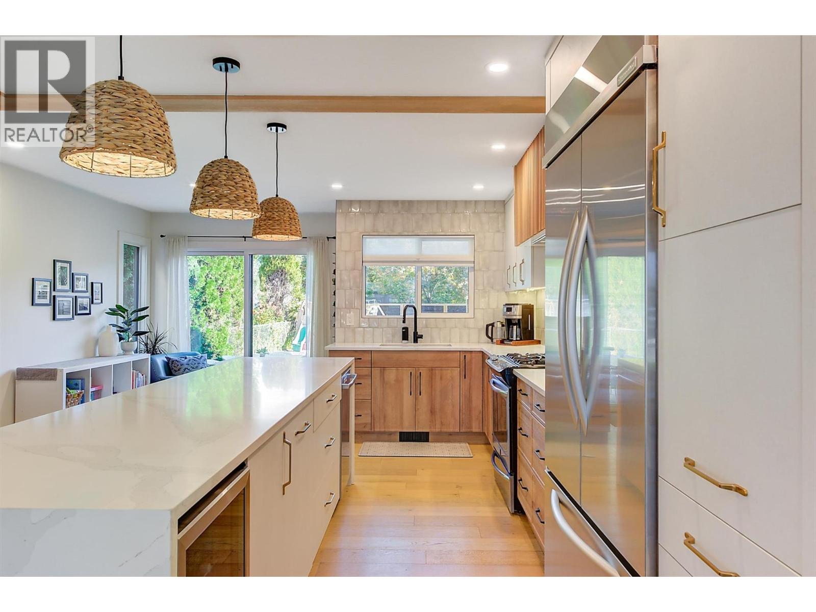 Picture for 985 Manhattan  Drive https://www.cirrealty.ca/reb/bc/2/10365432_15.jpg