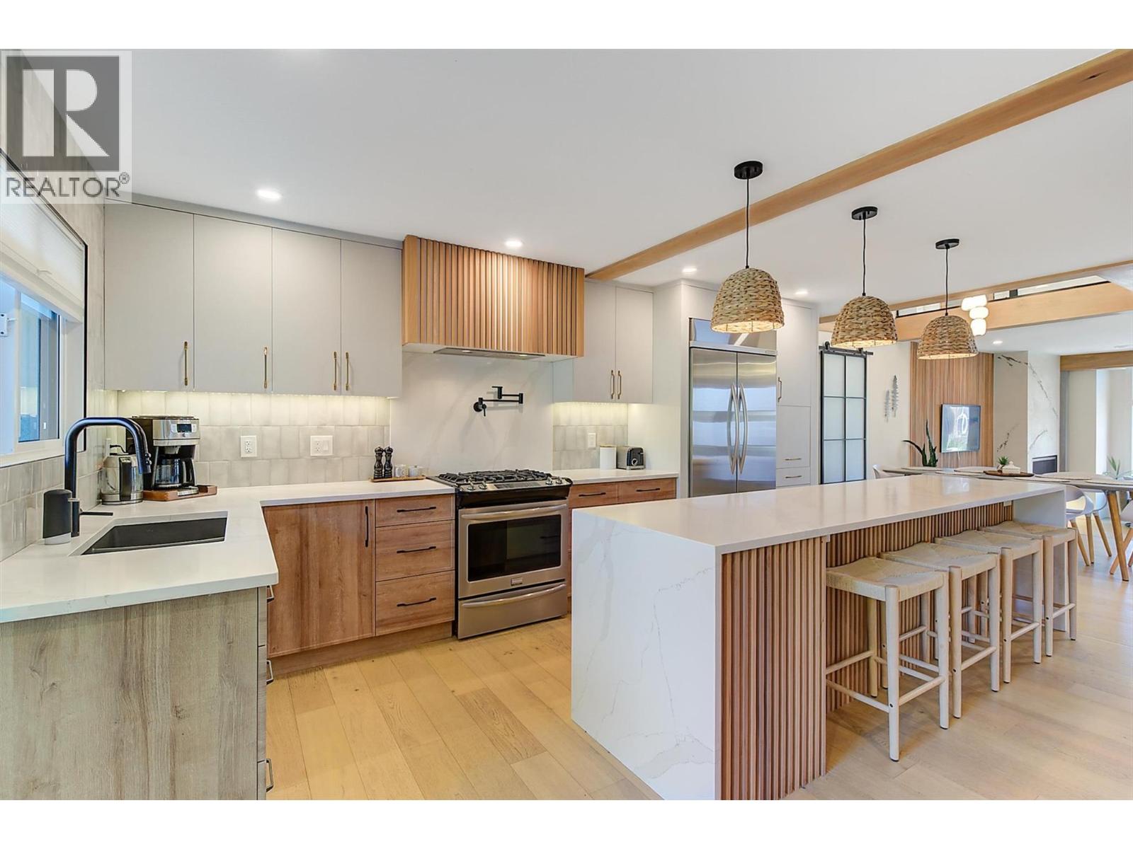 Picture for 985 Manhattan  Drive https://www.cirrealty.ca/reb/bc/2/10365432_16.jpg