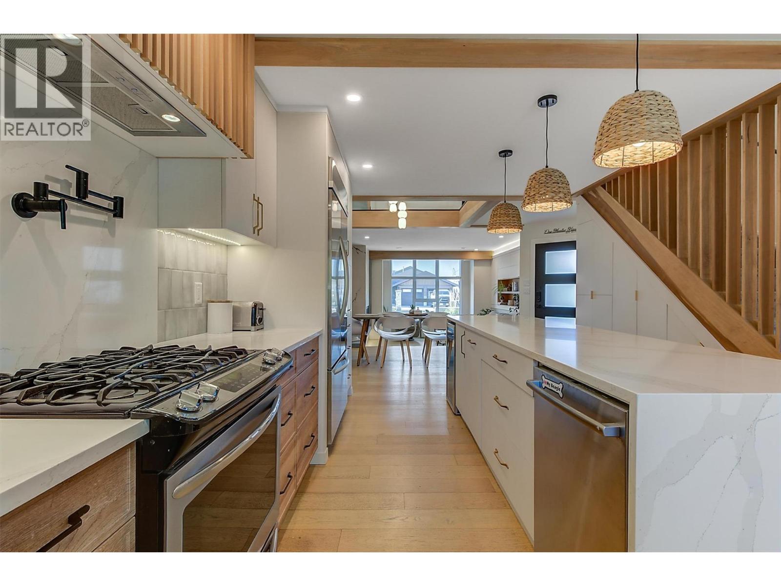 Picture for 985 Manhattan  Drive https://www.cirrealty.ca/reb/bc/2/10365432_22.jpg