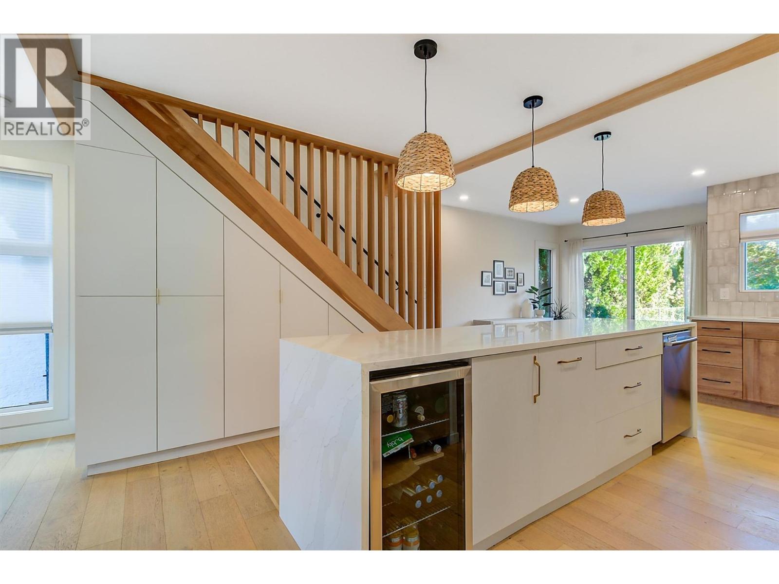 Picture for 985 Manhattan  Drive https://www.cirrealty.ca/reb/bc/2/10365432_23.jpg