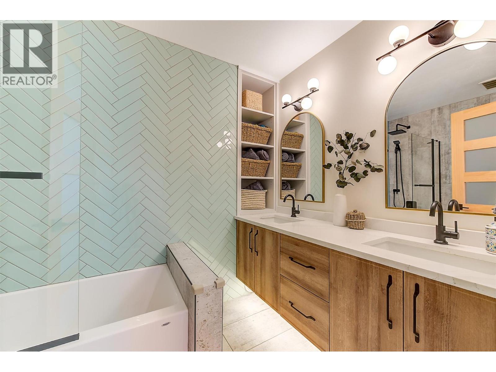 Picture for 985 Manhattan  Drive https://www.cirrealty.ca/reb/bc/2/10365432_36.jpg