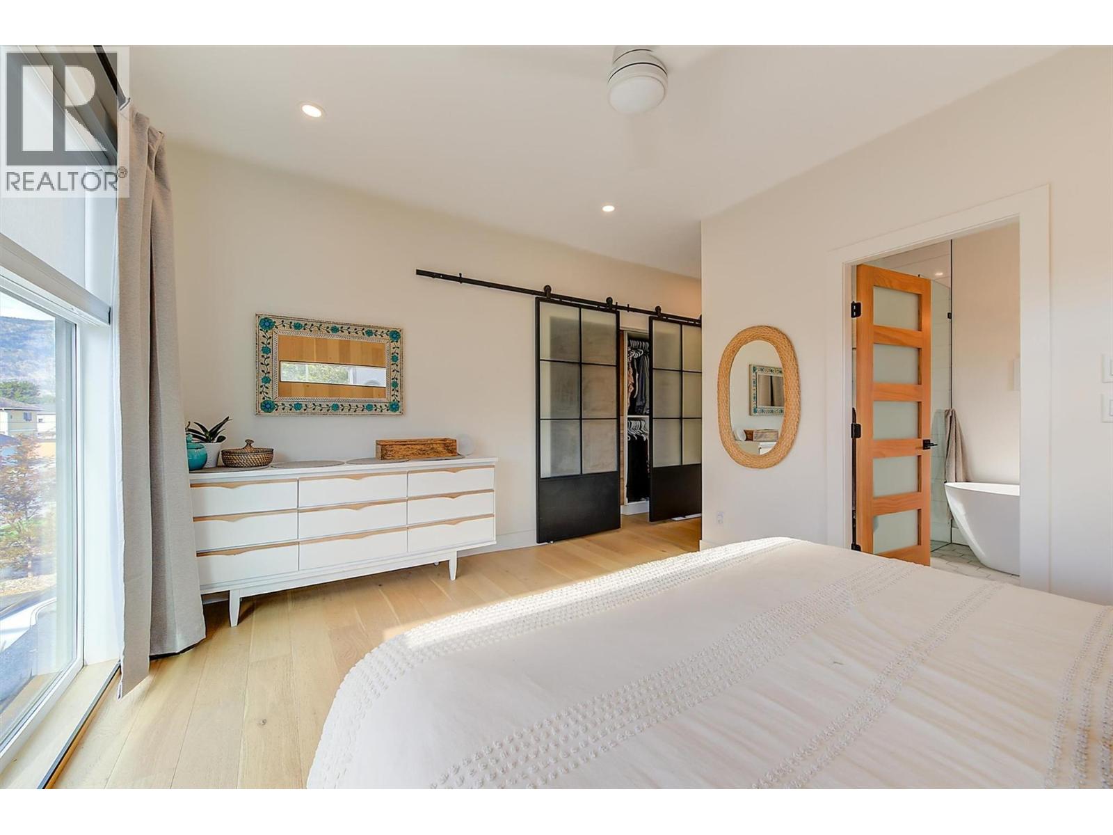 Picture for 985 Manhattan  Drive https://www.cirrealty.ca/reb/bc/2/10365432_40.jpg