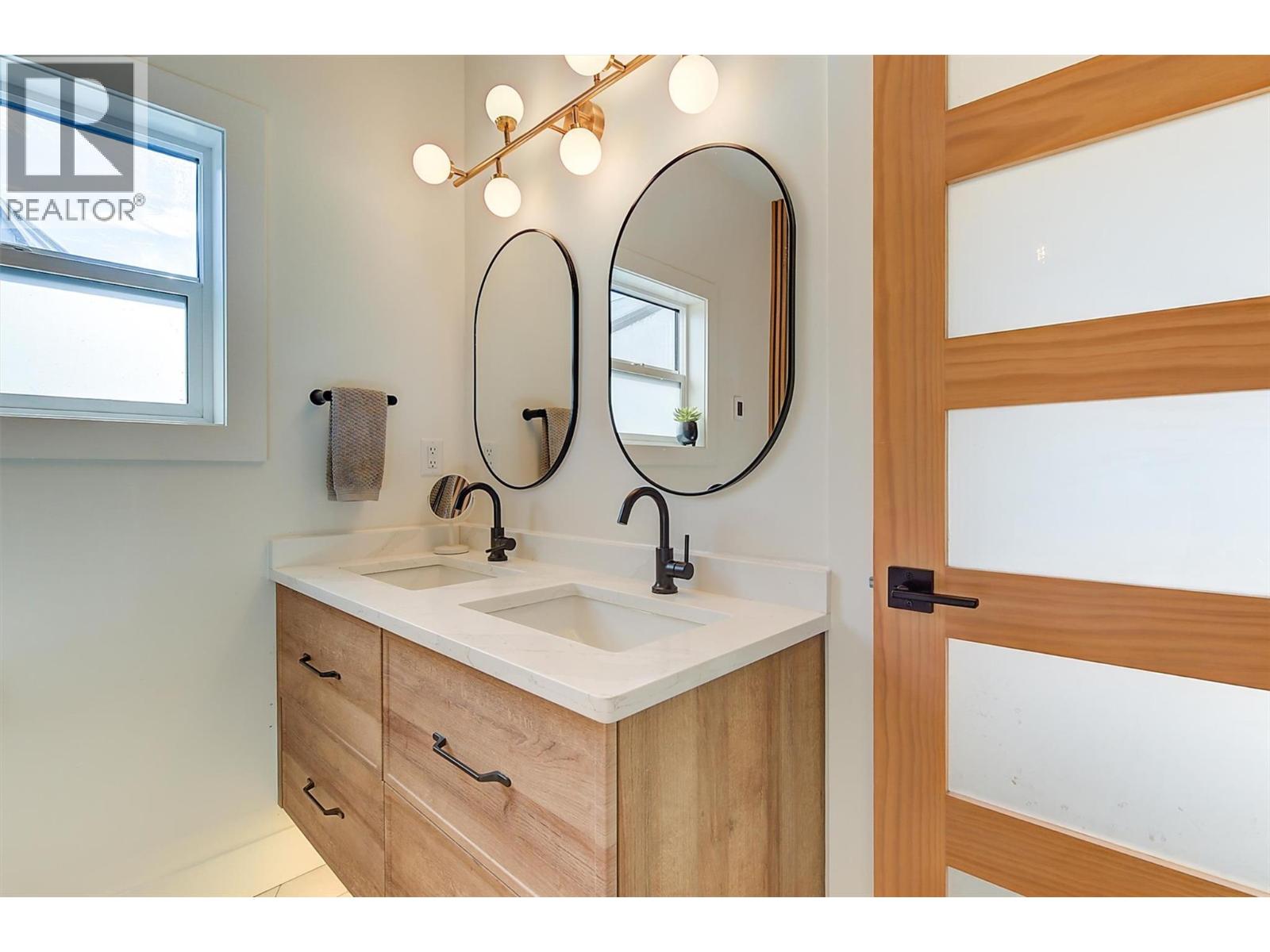 Picture for 985 Manhattan  Drive https://www.cirrealty.ca/reb/bc/2/10365432_42.jpg