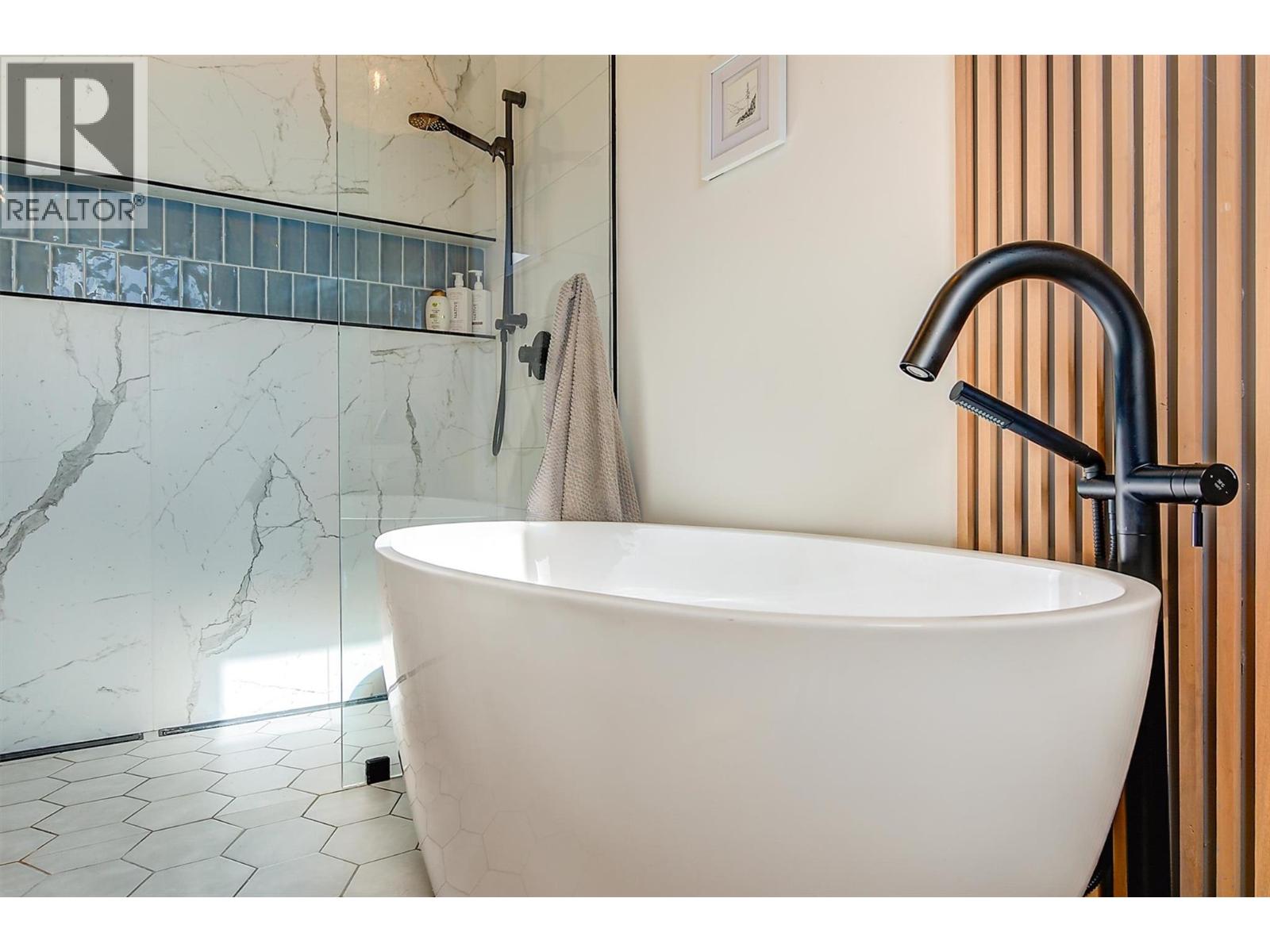 Picture for 985 Manhattan  Drive https://www.cirrealty.ca/reb/bc/2/10365432_43.jpg