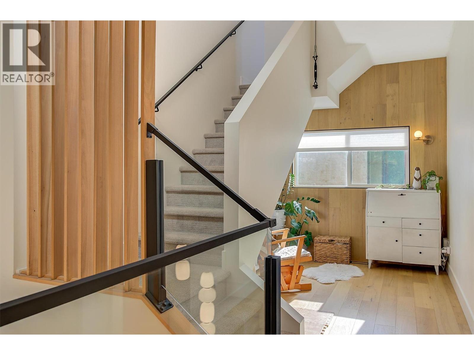 Picture for 985 Manhattan  Drive https://www.cirrealty.ca/reb/bc/2/10365432_49.jpg